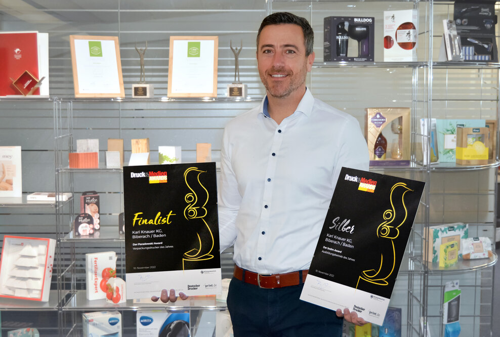 Marco Manna mit den Urkunden der Druck&Medien Awards 2022