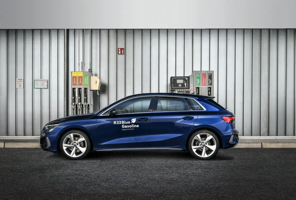 Viele Neufahrzeuge von Audi werden ab Werk mit den umweltschonenden Kraftstoffen R33 Blue Diesel und R33 Blue Gasoline ausgeliefert.