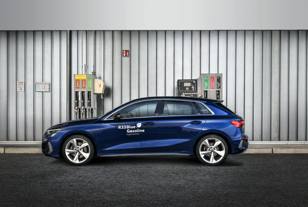 Viele Neufahrzeuge von Audi werden ab Werk mit den umweltschonenden Kraftstoffen R33 Blue Diesel und R33 Blue Gasoline ausgeliefert.
