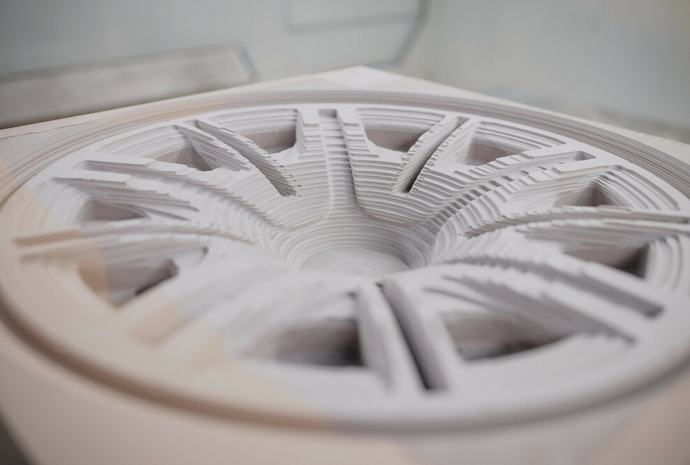 Es begann mit einem Zahlencode: Mittels Hightech-Fräse werden die Felgenentwürfe bei Audi Wirklichkeit.