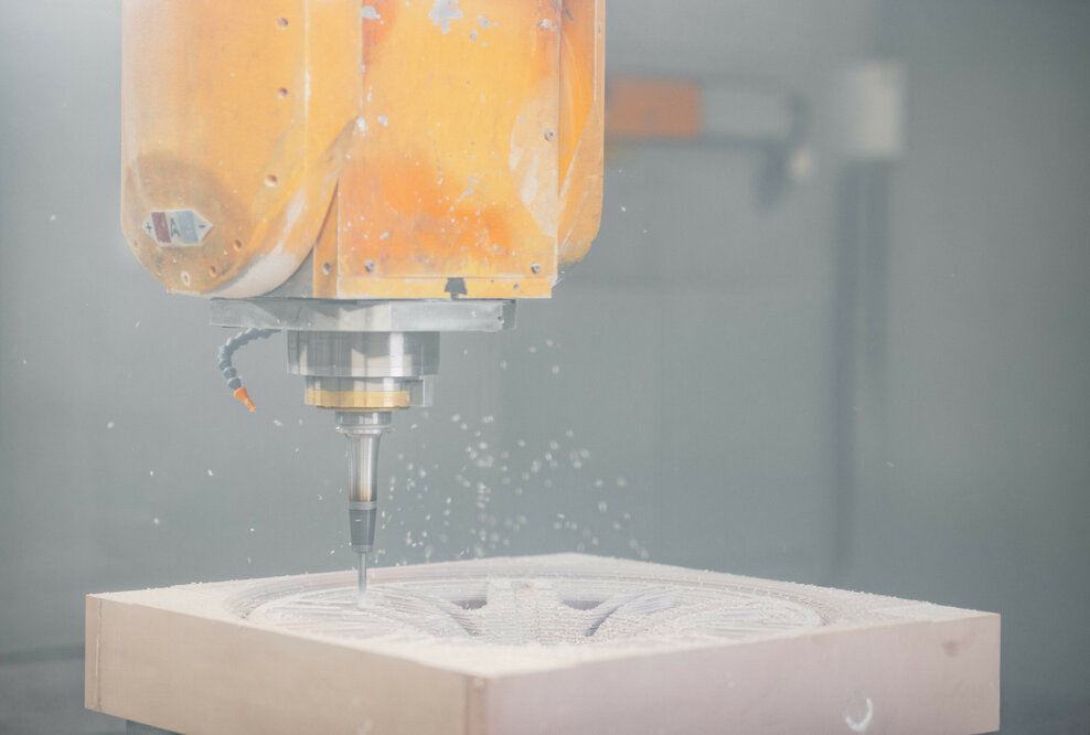 FelGAN – KI trifft Design - Es begann mit einem Zahlencode: Mittels Hightech-Fräse werden die Felgenentwürfe bei Audi Wirklichkeit.