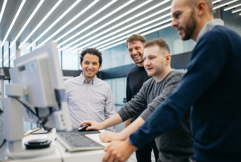 FelGAN wurde gemeinsam von der Audi Unternehmens-IT und dem Audi Design entwickelt. Im Bild (von links nach rechts): Daniele Sirigatti, Stefan Leunissen, Vladislav Rosov und Sebastian Herbst.