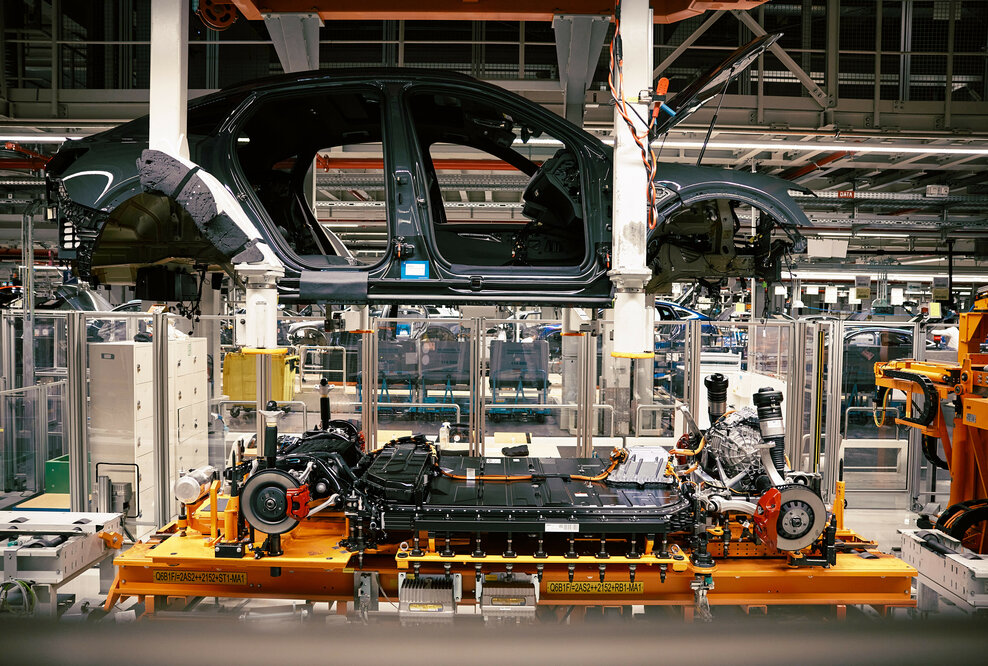In Brüssel werden Fahrwerk, Getriebe, E-Maschine und Hochvoltbatterie in die Karosserie des Audi Q8 e-tron eingesetzt.
