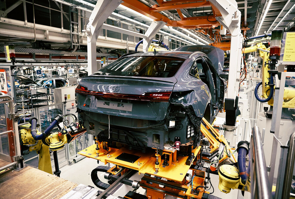 Karosserie und Chassis des Audi Q8 e-tron werden verbunden.