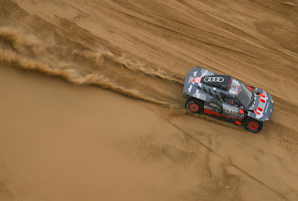 Audi RS Q e-tron #207 (Team Audi Sport), Carlos Sainz/Lucas Cruz