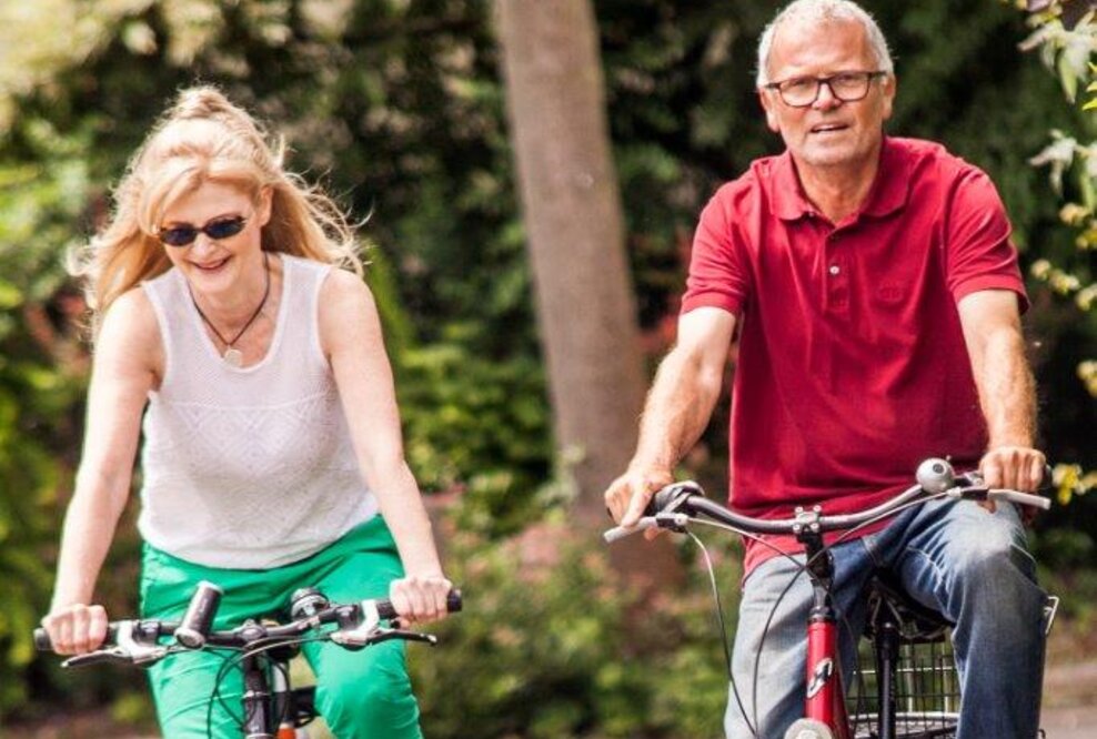 Mobilität hat einen enormen Einfluss auf die eigene Gesundheit und das Klima. Aufs Fahrrad umsteigen reduziert den ökologischen Fußabdruck; andere zu überzeugen und mitzureißen wirkt sich auf den Handabdruck aus. Diese und andere Aspekte gehören zu einer ergotherapeutischen klimasensiblen Beratung.