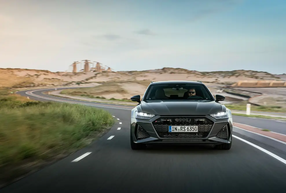 Audi RS 6 Avant performance Fahraufnahme, Farbe: Nimbusgrau in Perleffekt