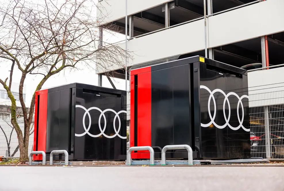 Zwei der drei Pufferspeicher am Standort Neckarsulm. Die Lade-Cubes speisen 72 neue Ladepunkte.