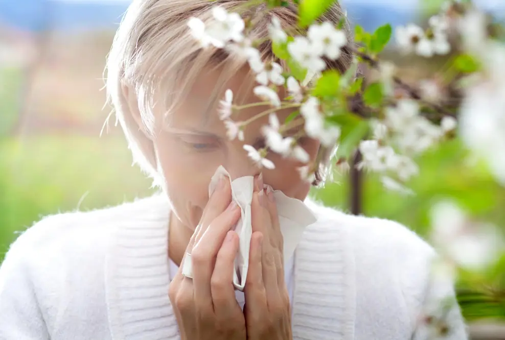 Frau mit allergischen Symptomen