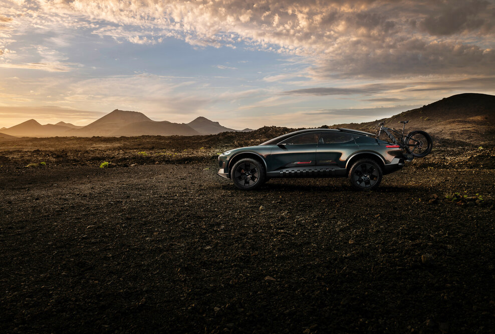 Der Audi activesphere concept vereint Gegensätze in einer perfekten Synthese: außen die Eleganz eines viertürigen Coupés mit echten Offroad-Talenten und verblüffender Wandelbarkeit, innen das nahtlose Verschmelzen von digitaler und physischer Welt.