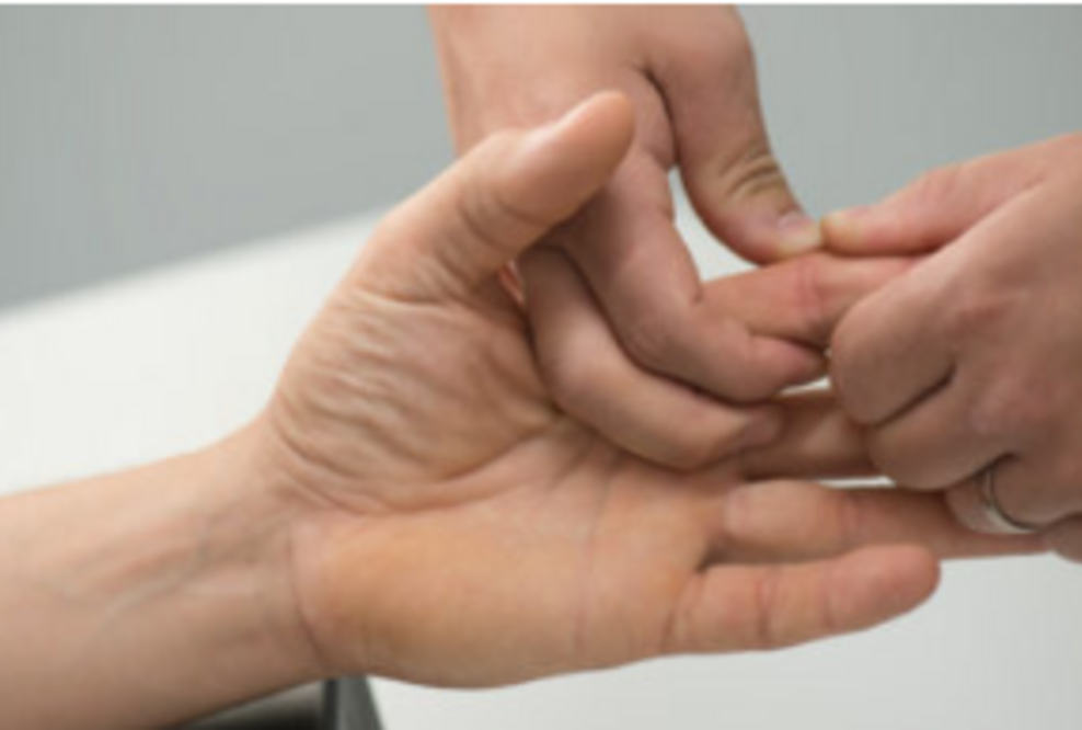 Ein Teil der ergotherapeutischen Behandlung bei Rhizarthrose ist die manuelle und funktionelle Therapie