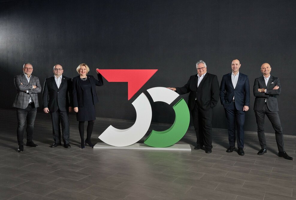 Von links nach rechts: Robert Buttenhauser, Vorstandsmitglied Produktion Antriebe, György Nagy, Betriebsratsvorsitzender der Audi Hungaria, Kinga Németh, Vorstandsmitglied für Personal und Organisation, Alfons Dintner, Vorsitzender des Vorstands, Dr. Patrick Heinecke, Vorstandsmitglied Finanz, IT, Beschaffung und Compliance und Zoltán Les, Vorstand Produktion Fahrzeuge