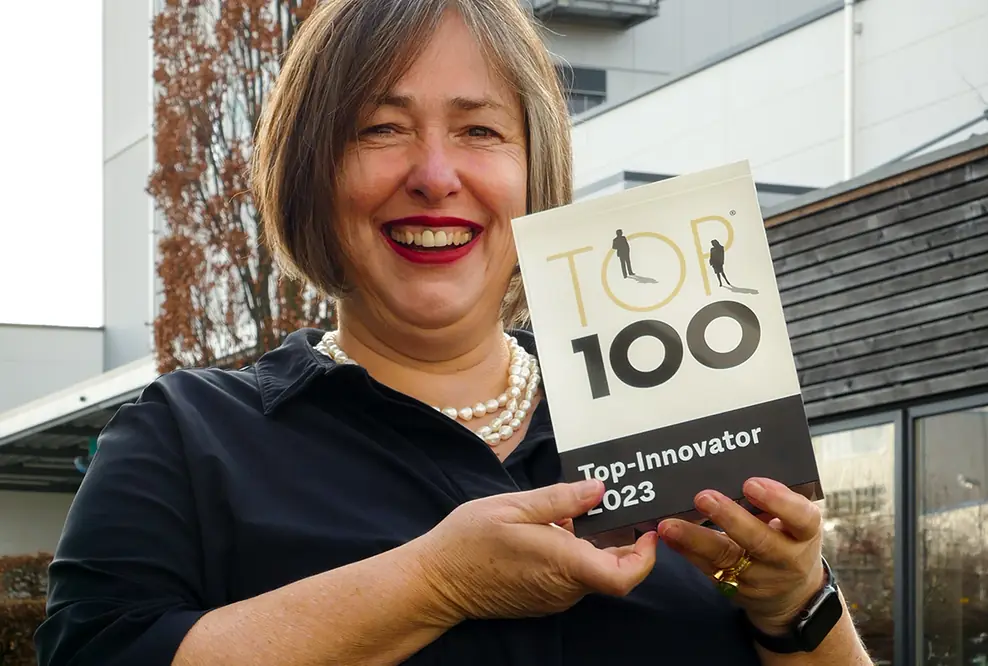 CEO Dr. Antje Eckel vor dem Firmengebäude im rheinland-pfälzischen Niederzissen