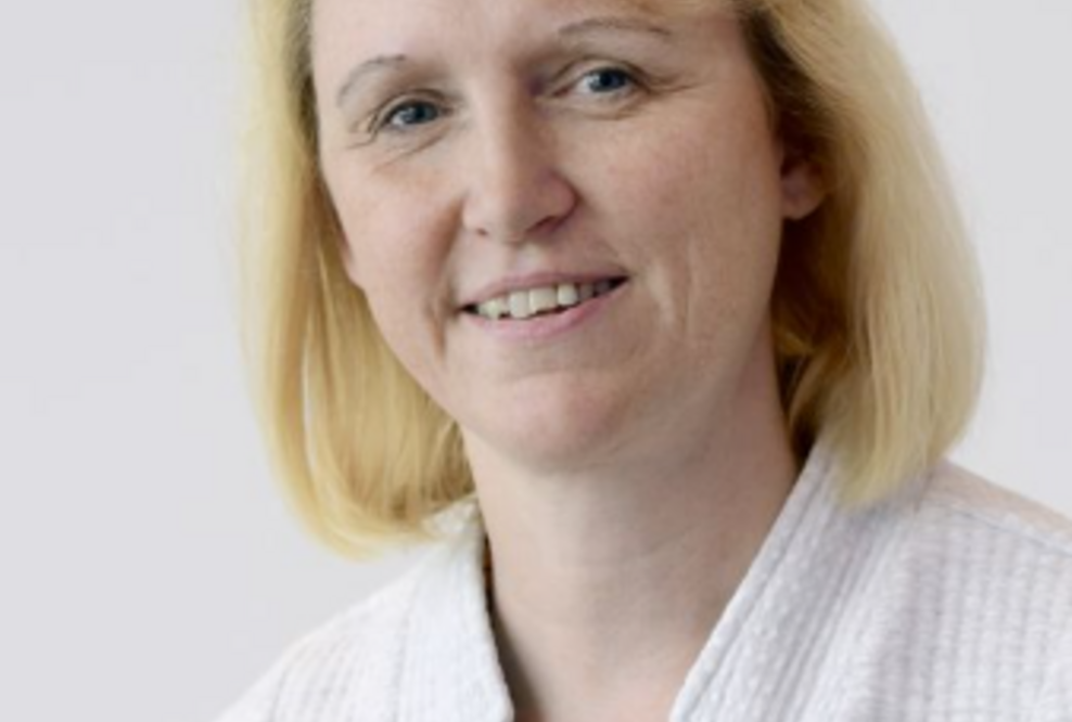 „Es ist überfällig“, äußert sich die Ergotherapeutin Bettina Simon, Vorstandsmitglied für Versorgung und Kostenträger des DVE (Deutscher Verband Ergotherapie e.V.), zum Thema Einführen der Blankoverordnung für Heilmittelerbringer wie Ergotherapeut:innen. 