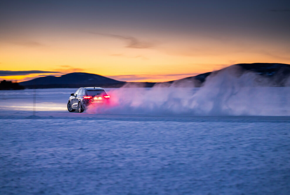 Ein wesentlicher Teil der Testfahrten mit dem Prototyp des Q6 e-tron, die für die Ausprägung der Fahreigenschaften wichtig sind, findet im kalten Norden statt.