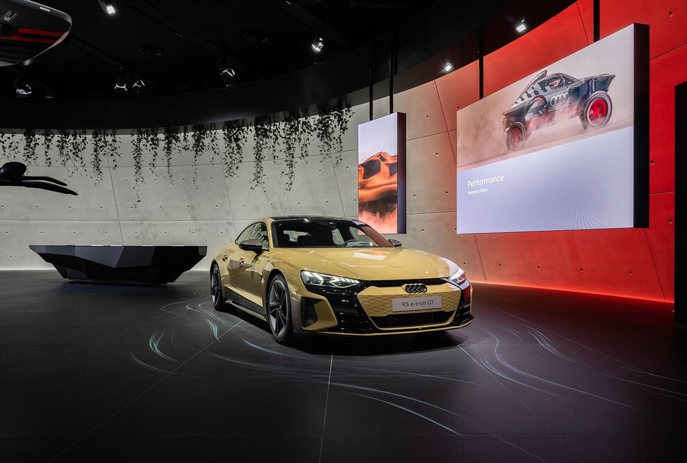 Ein Audi RS e-tron GT und ein Showcase für das Audi e-tron foil by Aerofoils transportieren das Markenthema Performance.