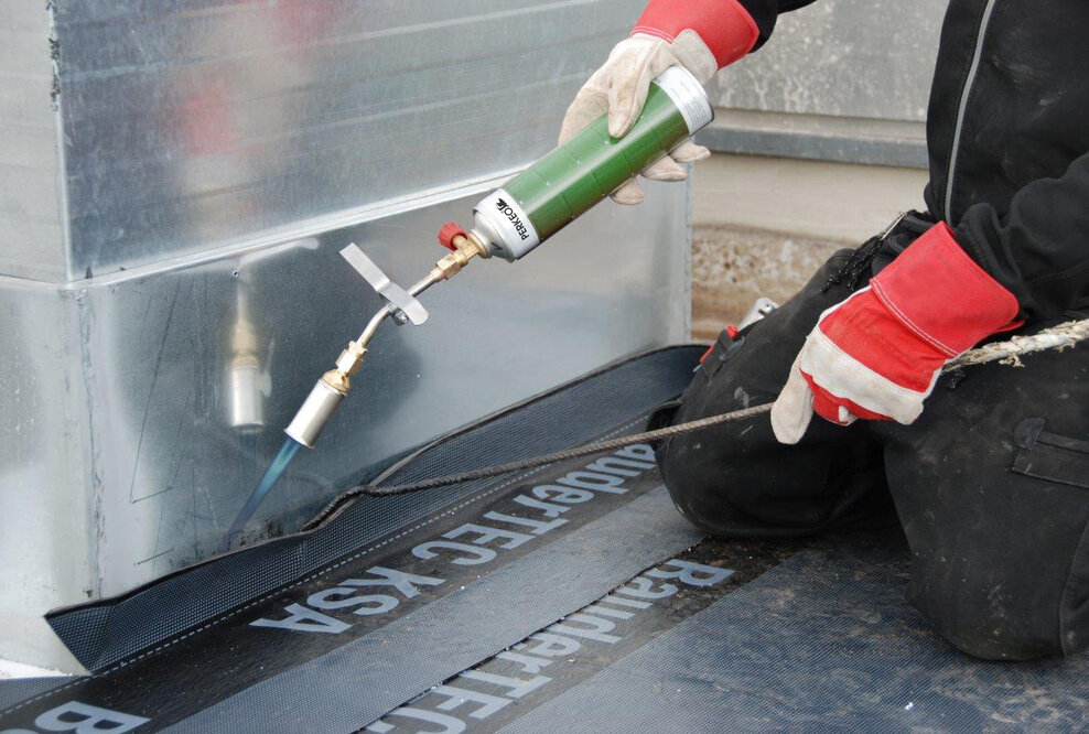 Der neue PERKEO UPSIDE Gaskartuschen-Kanten-Aufschweißbrenner in der Anwendung