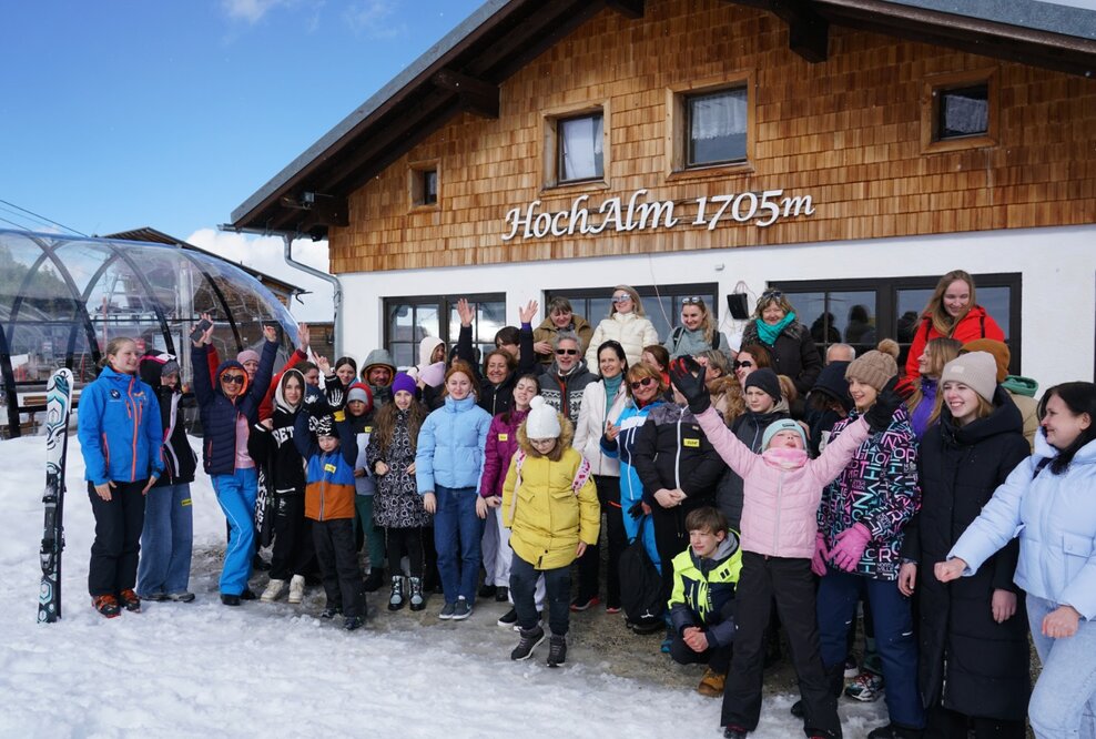 Kinder, Eltern und Initiator Goar B haben Spaß auf der Hochalm