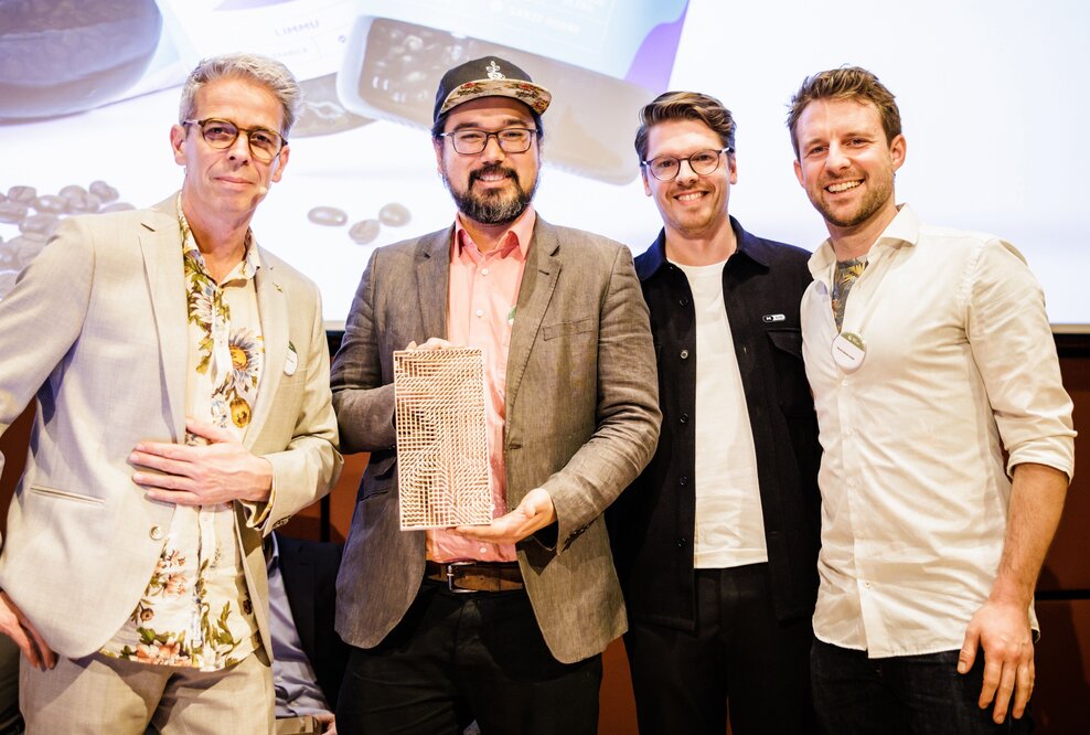 DIO Studios und Plastic2Beans bei der Übergabe des Green Product Award