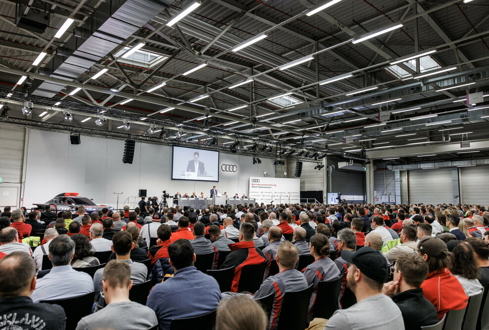 Betriebsversammlung Neckarsulm: „Es geht nicht ums Wollen, es geht ums Machen.“ Alexander Reinhart, stellvertretender Betriebsratsvorsitzender: „Die Neckarsulmer_innen haben eine klare Zukunftsperspektive in Form von Zusagen für E-Modelle verdient.“