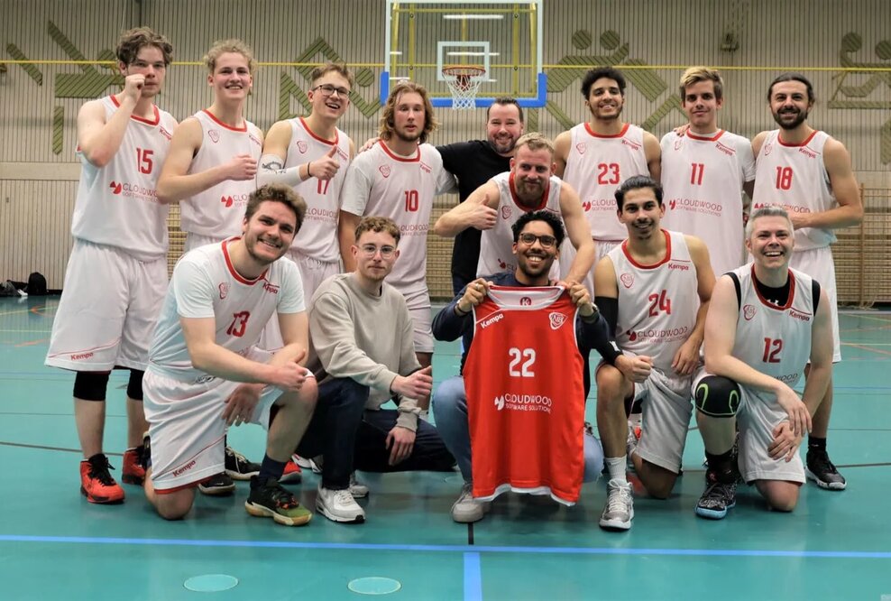 Kevin Siger (Mitte) Basketball Mannschaft VfB Hallbergmoos