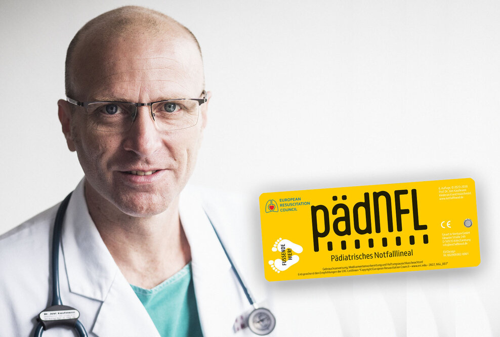 Prof. Jost Kaufmann mit dem pädiatrischen Notfalllineal