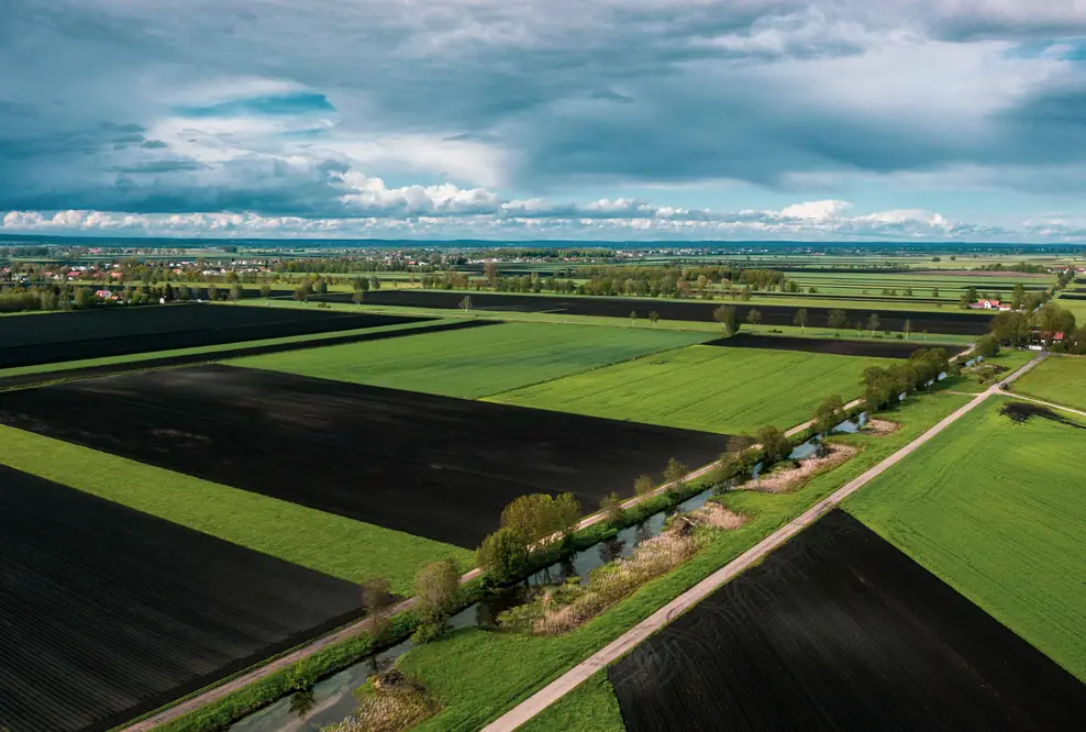 Moorschutz mittels Klimazertifikaten Die von der Audi Stiftung für Umwelt geförderte Machbarkeitsstudie „CO2-regio“ hat untersucht, wie sich Maßnahmen zur Wiedervernässung in Bayerns größtem Niedermoor Donaumoos mit den Bedürfnissen ortsansässiger Landwirtschaftsbetriebe vereinbaren ließen.