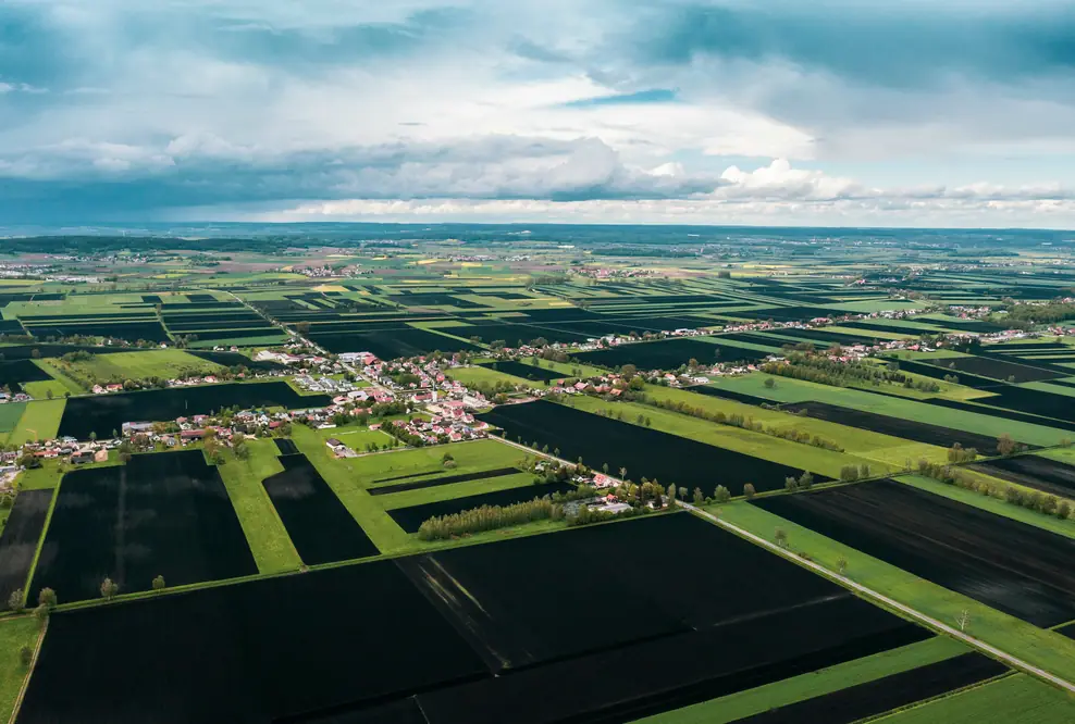 Moorschutz mittels Klimazertifikaten Die von der Audi Stiftung für Umwelt geförderte Machbarkeitsstudie „CO2-regio“ hat untersucht, wie sich Maßnahmen zur Wiedervernässung in Bayerns größtem Niedermoor Donaumoos mit den Bedürfnissen ortsansässiger Landwirtschaftsbetriebe vereinbaren ließen.