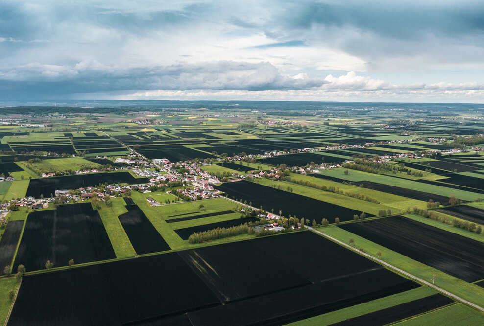 Moorschutz mittels Klimazertifikaten Die von der Audi Stiftung für Umwelt geförderte Machbarkeitsstudie „CO2-regio“ hat untersucht, wie sich Maßnahmen zur Wiedervernässung in Bayerns größtem Niedermoor Donaumoos mit den Bedürfnissen ortsansässiger Landwirtschaftsbetriebe vereinbaren ließen.