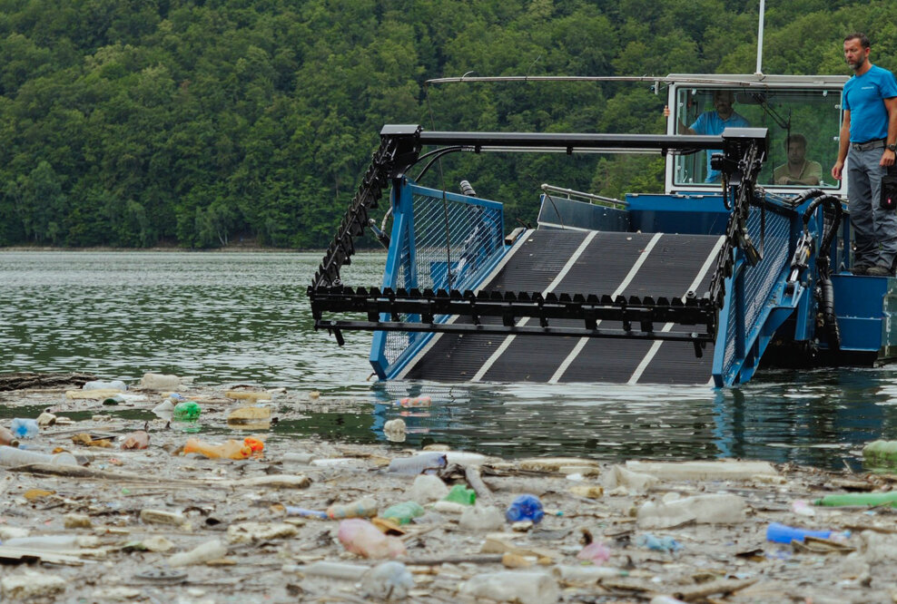 Gegen Müll im Wasser Die Audi Stiftung für Umwelt und die Ferry-Porsche-Stiftung wollen durch ein neues, langfristiges Clean-up-Projekt des Green-Start-up everwave einen Beitrag für saubere Flüsse und Gewässer in Thailand leisten. Bereits in 2022 haben sich die Partner zusammengeschlossen und gemeinsam mehr als 69 Tonnen Müll mit Hilfe eines Müllsammelbootes aus dem Fluss Alt in Rumänien gesammelt. Das Bild zeigt diese Clean-up-Mission.