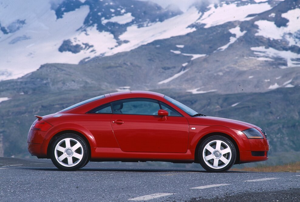 Zeitlose Designikone: Der Audi TT wird 25 Jahre Das Audi TT Coupé der ersten Generation (Aufnahme in den Bergen).