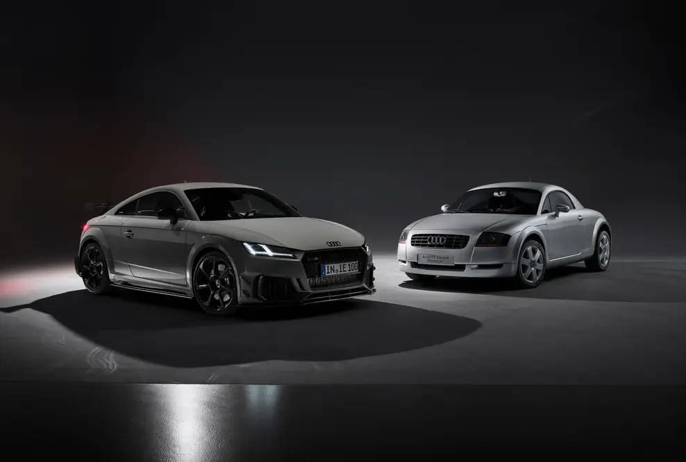 Audi TT RS Coupé iconic edition und das Audi TT Coupé Showcar (Aufnahme 2).