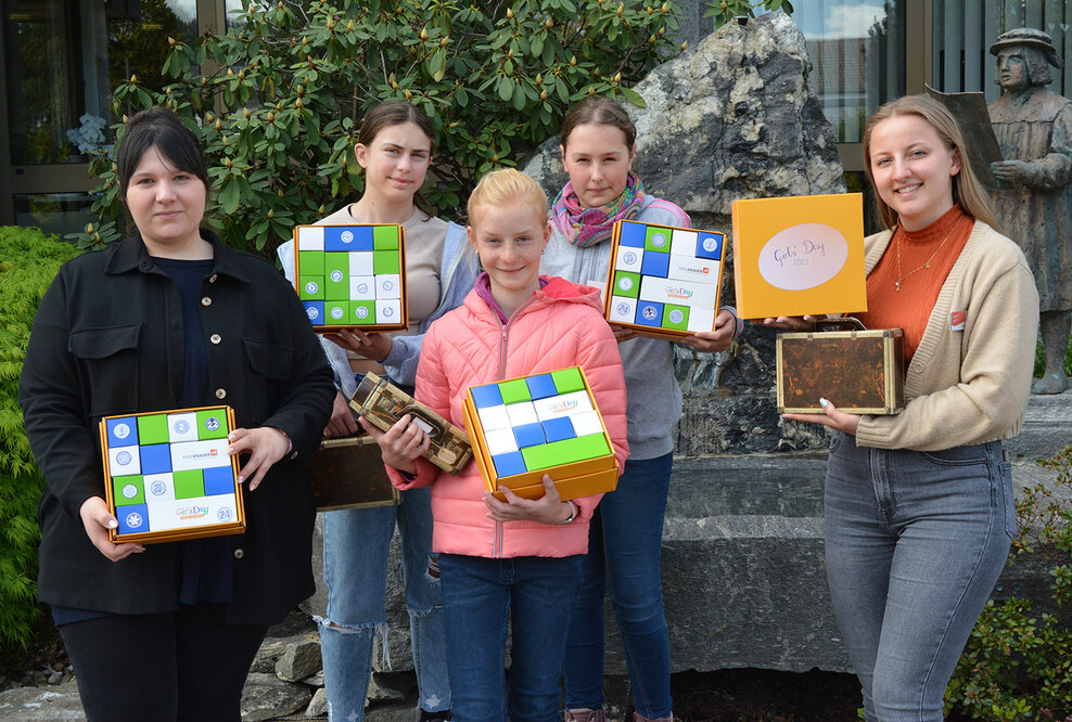 V. l. n. r.: Jennifer Schöner (Projektmanagerin Innovation und ehemalige Auszubildende zur Packmitteltechnologin bei Karl Knauer), Ronja Buchholz, Laura Weber, Lara Sell, Milena Fuchs (Auszubildende zur Industriekauffrau bei Karl Knauer)