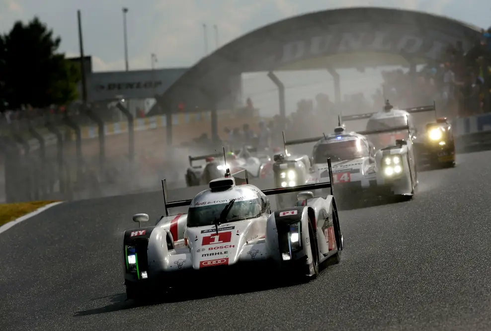 Der Audi R18 e-tron quattro bei den 24 Stunden von Le Mans 2014. Lucas di Grassi, Tom Kristensen und Marc Gené erreichen mit der Nummer 1 den zweiten Platz hinter ihren Teamkollegen Marcel Fässler, André Lotterer und Benoît Tréluyer. Aus dem Buch „Audi in Le Mans“, erschienen 2023 in der Edition Audi Tradition.