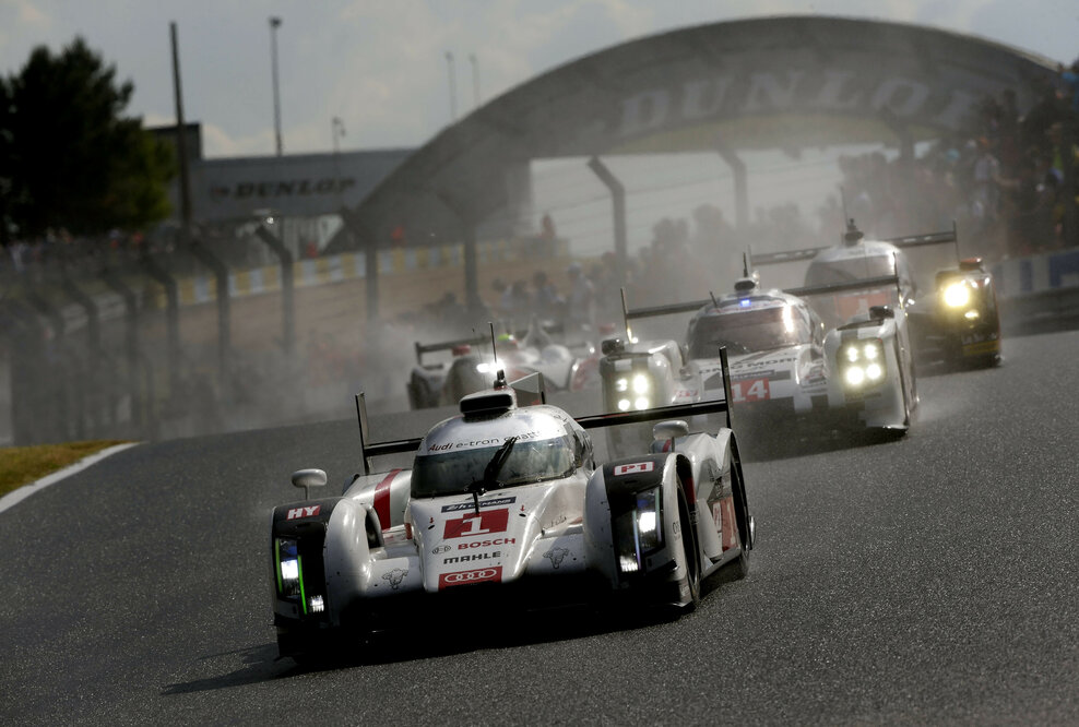 Der Audi R18 e-tron quattro bei den 24 Stunden von Le Mans 2014. Lucas di Grassi, Tom Kristensen und Marc Gené erreichen mit der Nummer 1 den zweiten Platz hinter ihren Teamkollegen Marcel Fässler, André Lotterer und Benoît Tréluyer. Aus dem Buch „Audi in Le Mans“, erschienen 2023 in der Edition Audi Tradition.