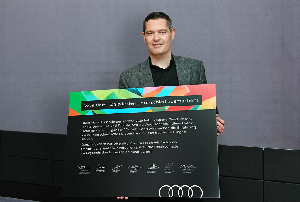 Personalvorstand Xavier Ros mit dem Diversity-Manifest, welches der gesamte Vorstand unterzeichnete.
