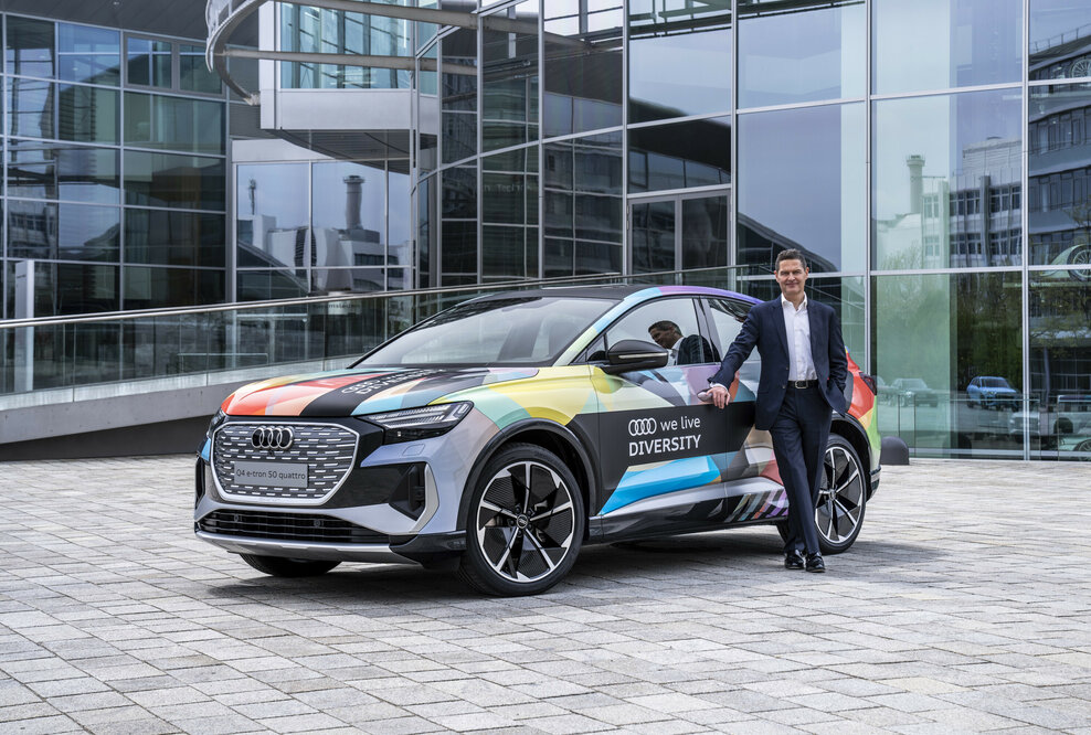 „Wir müssen Diversity & Inclusion in sämtlichen Unternehmensprozessen von Anfang an mitdenken“: Personalvorstand Xavier Ros vor dem Diversity Audi Q4 e-tron.