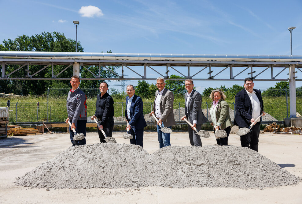 Spatenstich für den nachhaltigen Wasserkreislauf: (v.l.n.r.) Dr. Achim Diehlmann, Leiter Umweltschutz am Standort Neckarsulm und Projektleiter Mission:Zero, Rainer Schirmer, Betriebsratsvorsitzender am Standort Neckarsulm, Bernhard Schneider, Leiter Real Estate/Bauliche Infrastruktur Neckarsulm, Steffen Hertwig, Oberbürgermeister Neckarsulm und Vorsitzender Abwasserzweckverband, Fred Schulze, Werkleiter Neckarsulm, Dr. Carina Kögler, Leiterin Corporate Protection/Real Estate, Christian Forelle, Projektleite