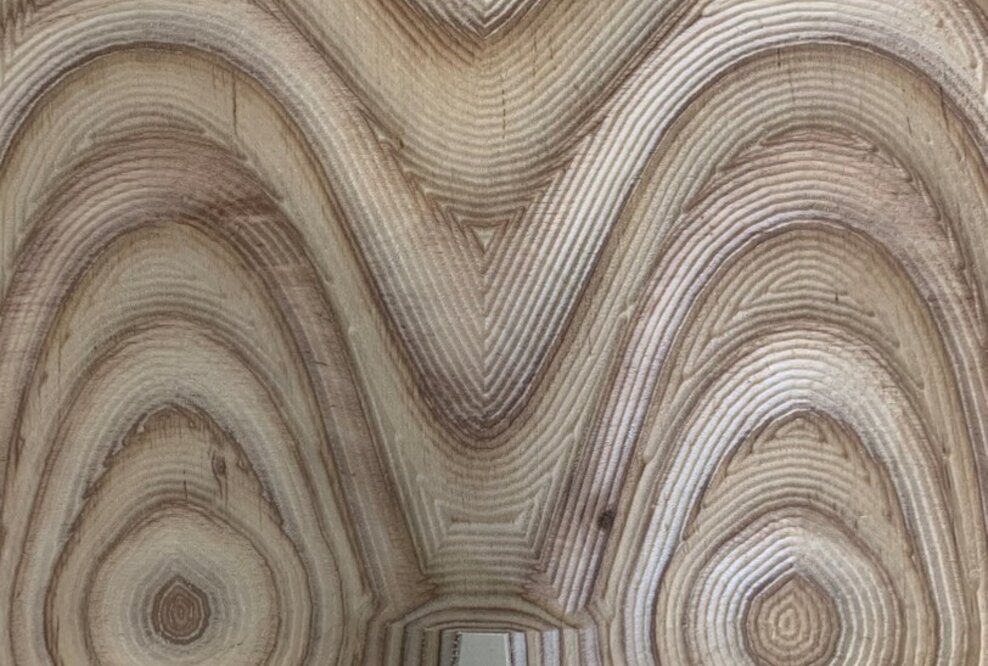 Ein Stuhl, der nur mit Steckverbindungen gefügt ist.