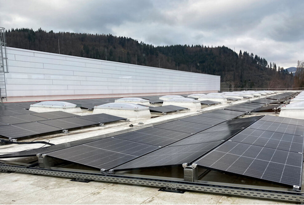 Die Photovoltaikanlage wurde auf dem Dach der neuen Systembauhalle installiert. 