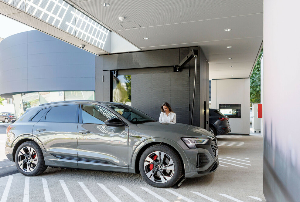 Nach den Standorten Nürnberg, Berlin und Zürich hat die Marke mit den Vier Ringen in Salzburg die vierte Premium-Schnellladestation weltweit eröffnet. Vier vorab reservierbare Schnellladepunkte mit bis zu 320 kW Ladeleistung ermöglichen nachhaltiges Laden ohne Leistungsabfall, während die vorhandene Infrastruktur und zahlreiche Services auch für Durchreisende ein Ladeerlebnis schaffen.