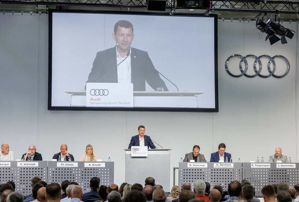 Betriebsversammlung Neckarsulm Gesamtbetriebsrat Rainer Feigenspan forderte auf der Betriebsversammlung in Neckarsulm: „Wir müssen die Werkbelegung endlich rund machen!“