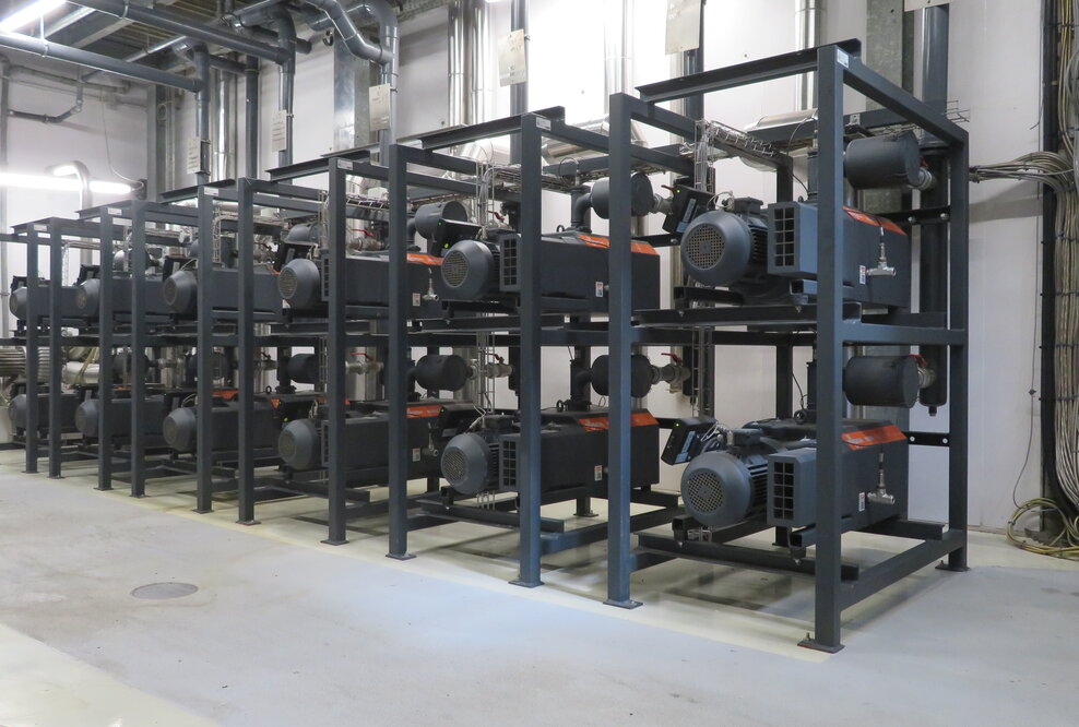 Ein Vakuumsystem von Busch Vacuum Solutions versorgt das Transportsystem der Emsland Frischgeflügel GmbH mit dem benötigten Vakuum.