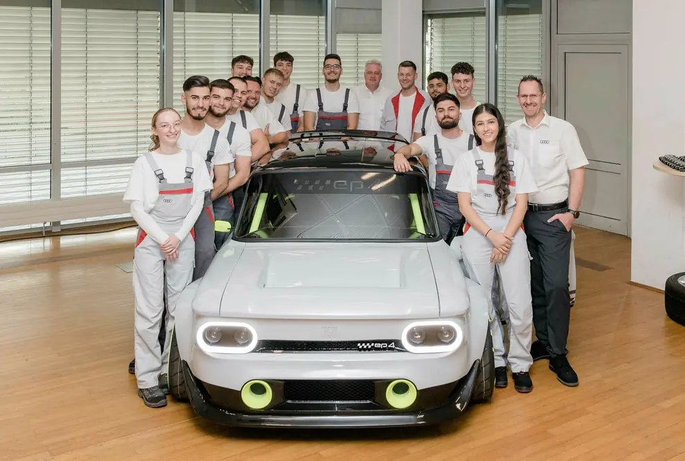 Zum 150-jährigen Jubiläum der Marke NSU enthüllen Auszubildende von Audi Neckarsulm einen NSU Prinz, den sie zu einem Elektroauto umgebaut haben.