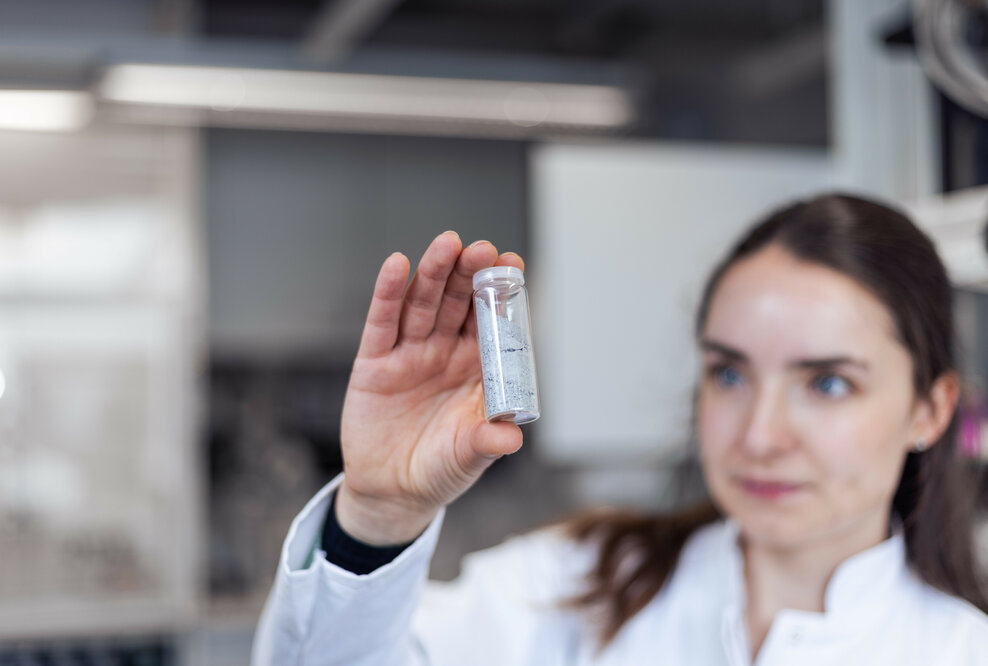 Betty Leibiger, Doktorandin der Chemie an der TU Bergakademie Freiberg, will Metalle aus Flugasche oder Schlacke, die bei der Verbrennung von Hausmüll übrig bleiben, gewinnen.