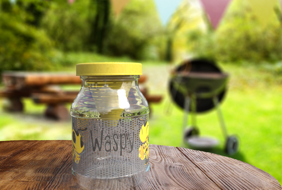 Waspy auf Gartentisch beim Grillen