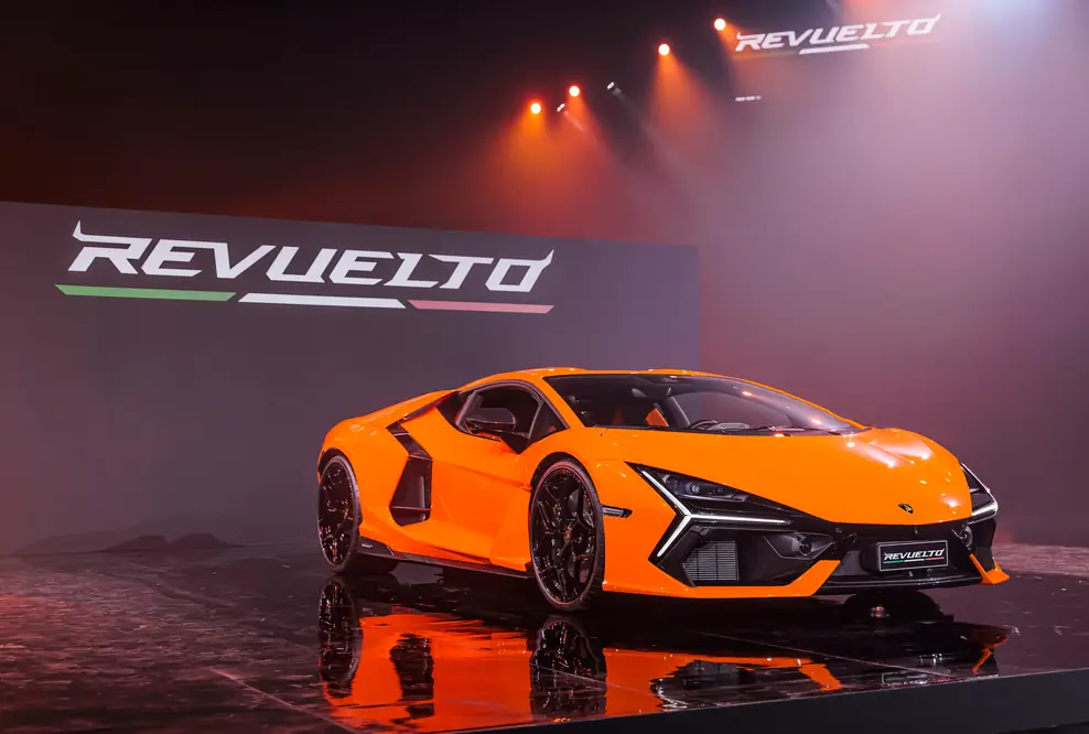 Lamborghini Revuelto Das Fahrzeug wird noch nicht zum Verkauf angeboten und unterliegt somit nicht der Richtlinie 1999/94/EG. Die Verbrauchs- und Emissionsdaten befinden sich im Typgenehmigungsprozess.
