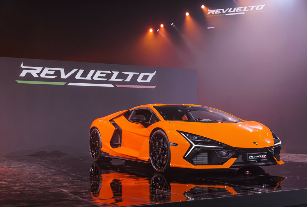 Lamborghini Revuelto Das Fahrzeug wird noch nicht zum Verkauf angeboten und unterliegt somit nicht der Richtlinie 1999/94/EG. Die Verbrauchs- und Emissionsdaten befinden sich im Typgenehmigungsprozess.