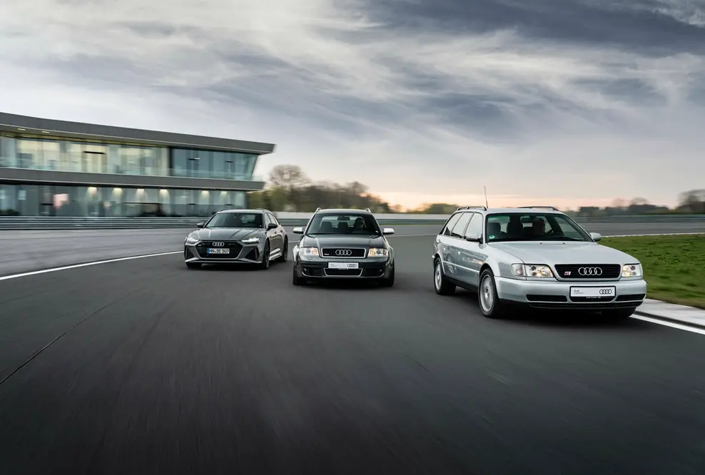 Drei Generationen (v.l.n.r.): Audi RS 6 Avant performance (Farbe: Nardograu), Audi RS 6 Avant (1. Generation) und Audi S6 plus