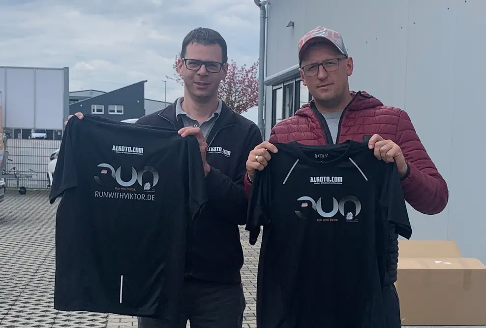 Thomas Hirn und Viktor Reger mit den RunWithViktor Laufshirts